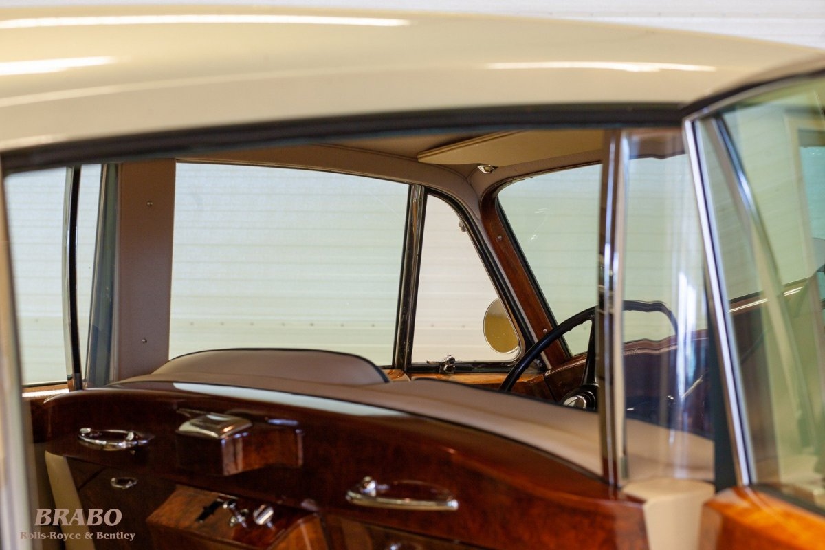 Rolls-Royce Silver Cloud II LWB with glass partition